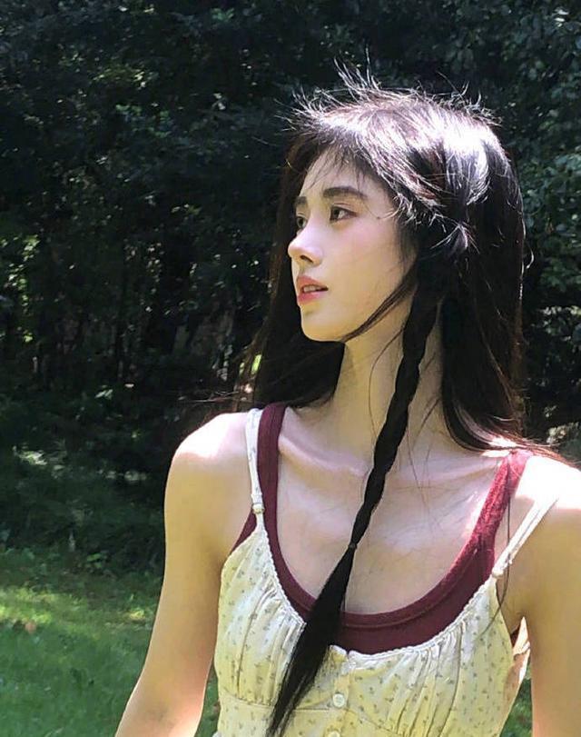 鞠婧祎胶片风随拍，穿碎花裙扎单侧麻花辫纯欲感拉满