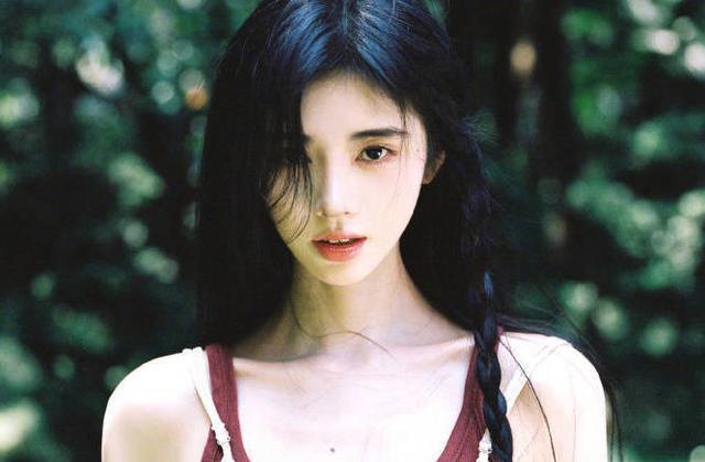 鞠婧祎胶片风随拍，穿碎花裙扎单侧麻花辫纯欲感拉满