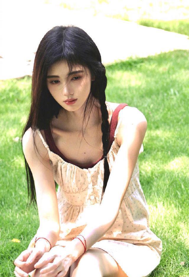 鞠婧祎胶片风随拍，穿碎花裙扎单侧麻花辫纯欲感拉满