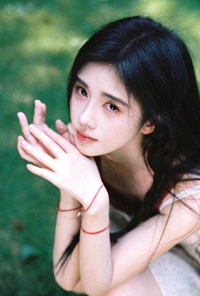 鞠婧祎胶片风随拍，穿碎花裙扎单侧麻花辫纯欲感拉满