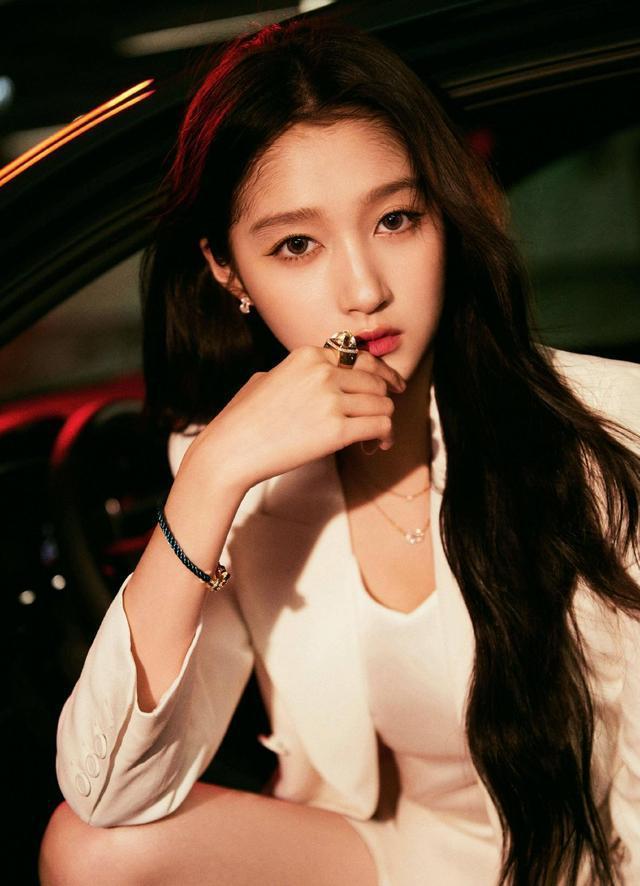 关晓彤白色西装短裤利落酷飒 大长腿笔直纤细性感帅气