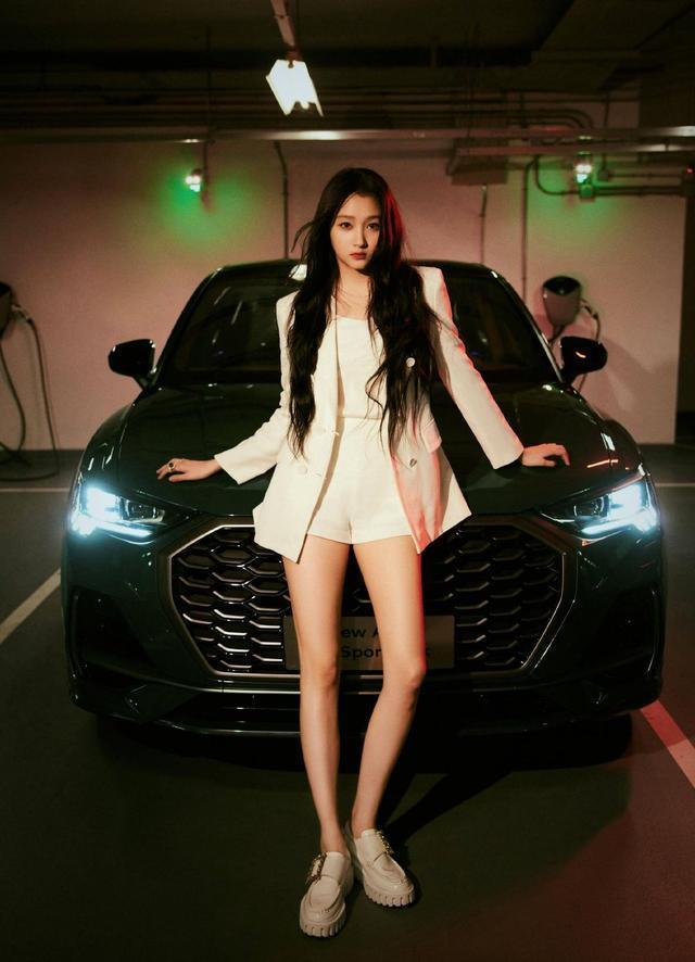 关晓彤白色西装短裤利落酷飒 大长腿笔直纤细性感帅气