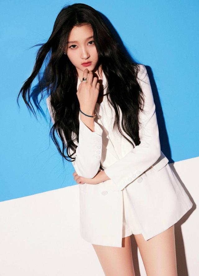 关晓彤白色西装短裤利落酷飒 大长腿笔直纤细性感帅气