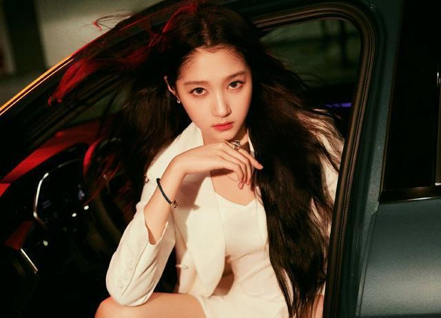 关晓彤白色西装短裤利落酷飒 大长腿笔直纤细性感帅气