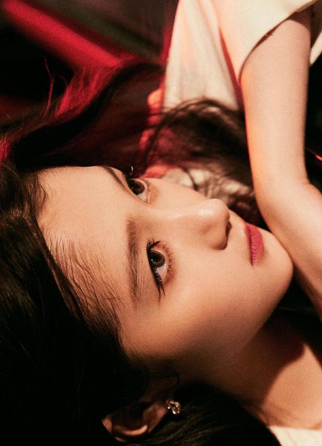 关晓彤白色西装短裤利落酷飒 大长腿笔直纤细性感帅气