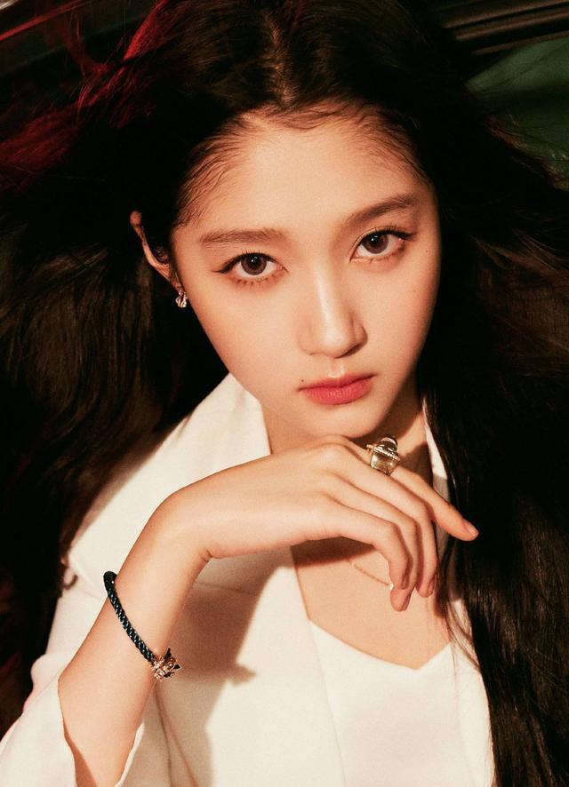 关晓彤白色西装短裤利落酷飒 大长腿笔直纤细性感帅气