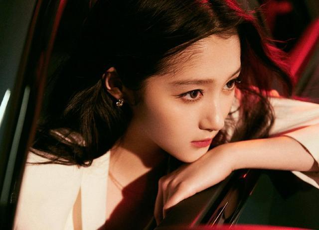 关晓彤白色西装短裤利落酷飒 大长腿笔直纤细性感帅气