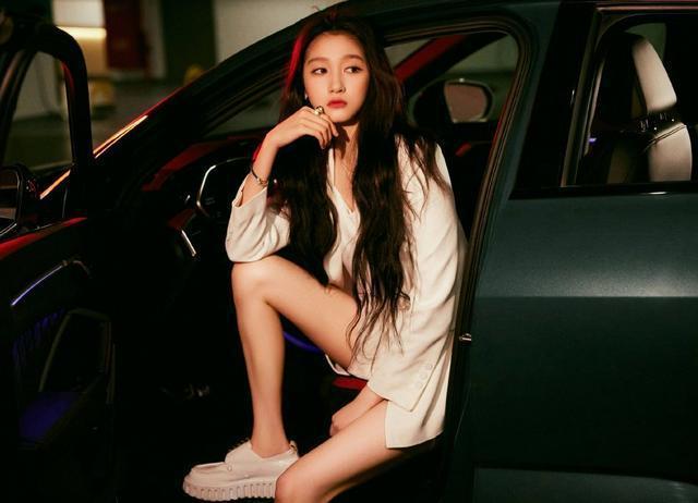 关晓彤白色西装短裤利落酷飒 大长腿笔直纤细性感帅气