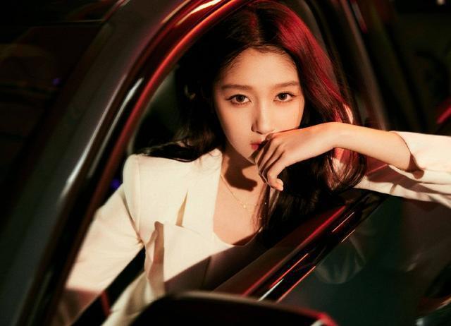 关晓彤白色西装短裤利落酷飒 大长腿笔直纤细性感帅气