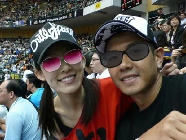 发文力挺渣男老公的娱乐圈“好老婆”被骂惨了