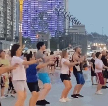 成都，你迷倒了多少外国腹肌男孩
