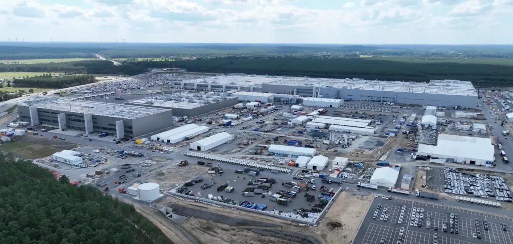 特斯拉柏林超级工厂新航拍视频：新建太阳能车棚、配一排V4充电桩