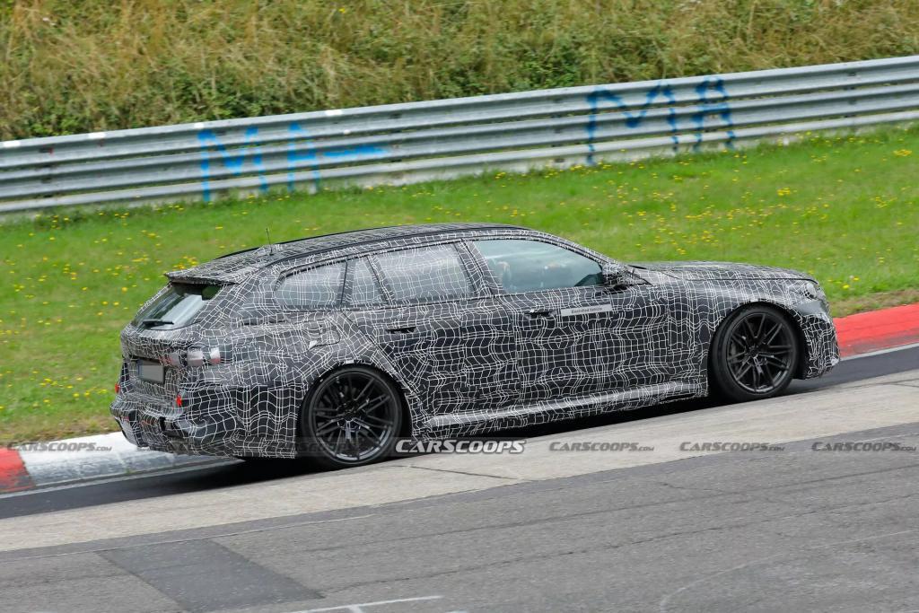 宝马 2025 款 M5 Touring 汽车赛道测试图再曝光