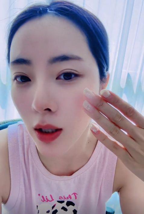 主持人李思思重返职场 为好好工作把俩儿子送老家