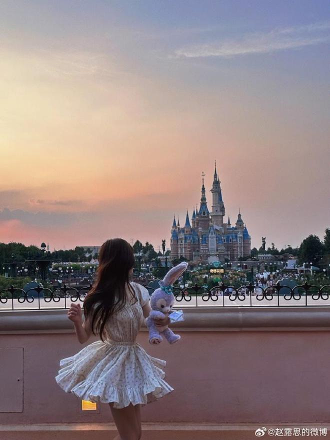 赵露思分享旅行美照,温柔甜美似初恋