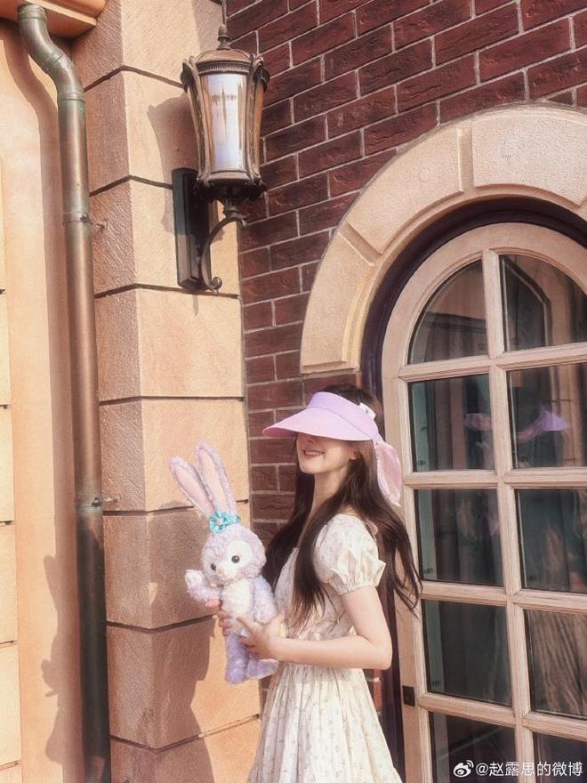 赵露思分享旅行美照,温柔甜美似初恋
