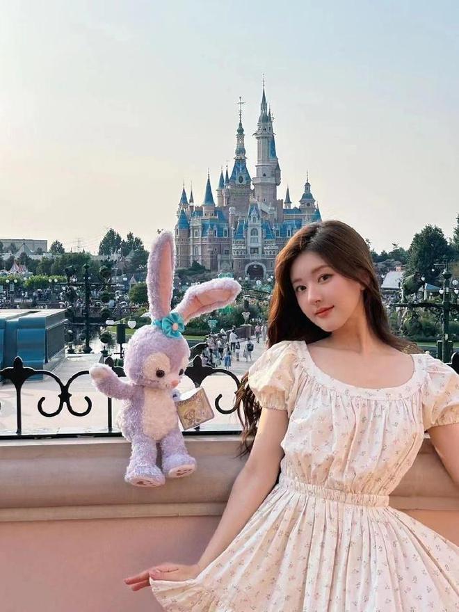 赵露思分享旅行美照,温柔甜美似初恋
