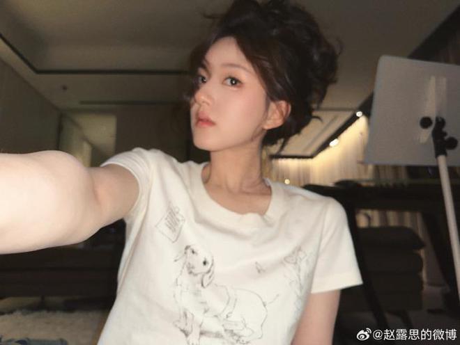 赵露思分享旅行美照,温柔甜美似初恋