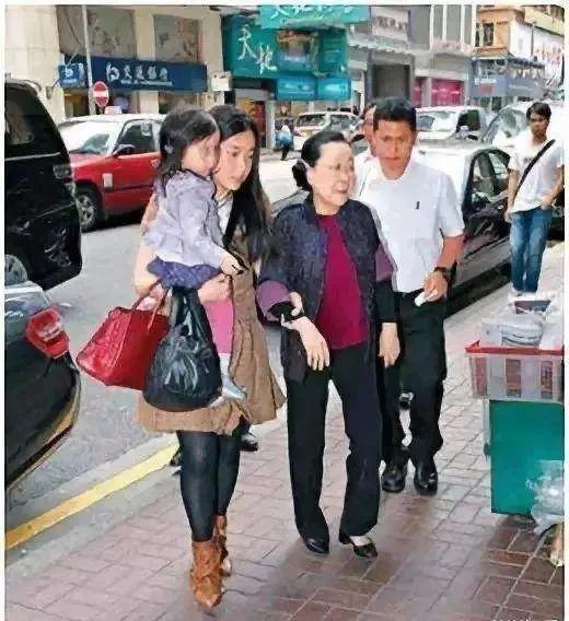 赢了“宫斗”、美过黎姿，甘比成为香港女首富后就“不装”了？