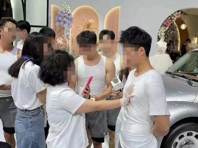 7 亿人看猛男擦边，这就是顶级商战？