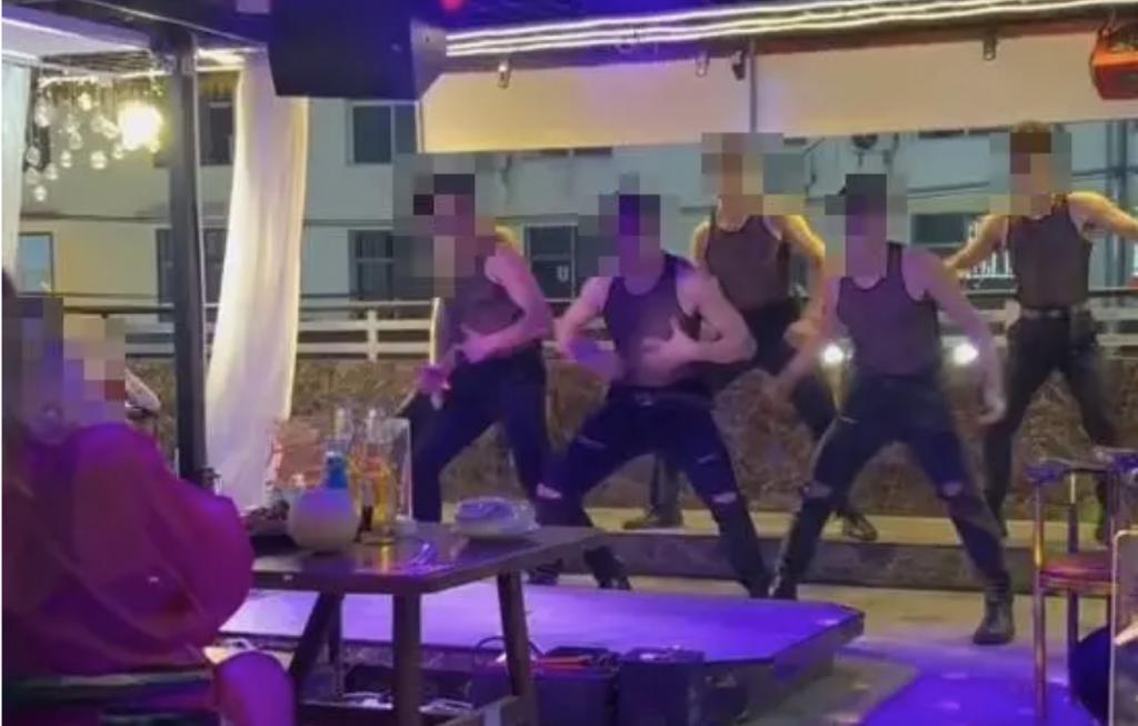 7 亿人看猛男擦边，这就是顶级商战？