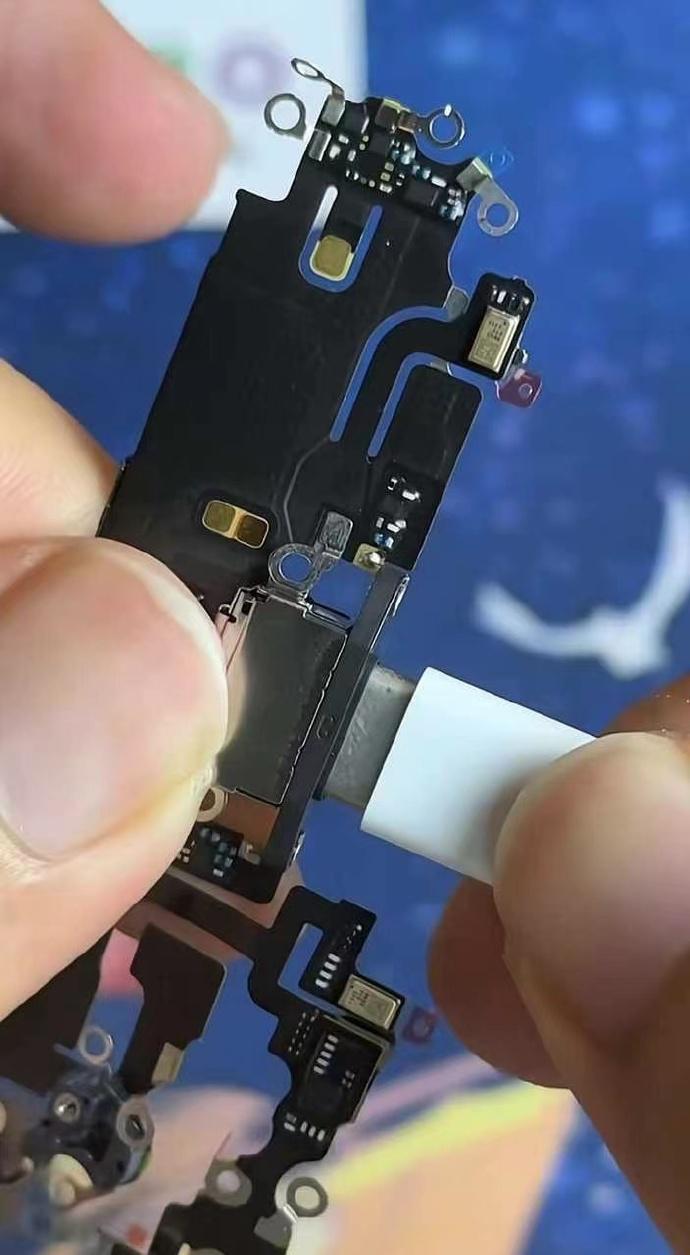 iPhone 15上C口,但苹果还是要赚配件的钱