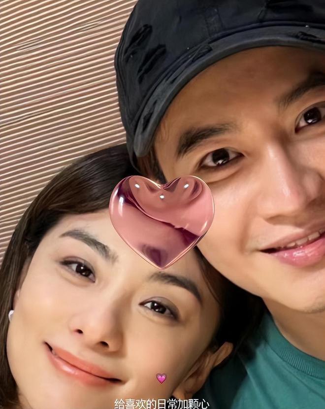 刘璇全家福曝光，抱女儿搂婆婆满脸幸福，老公逆生长好帅