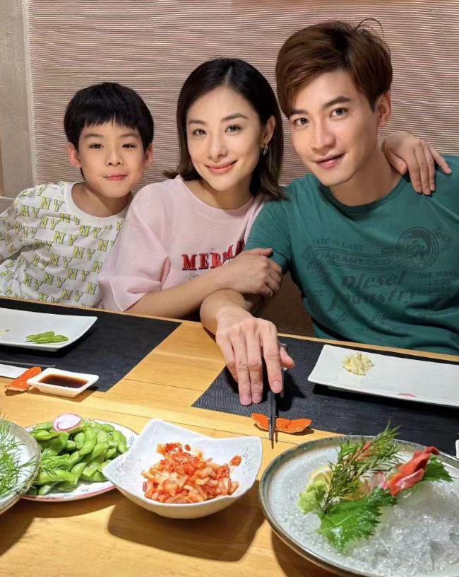 刘璇全家福曝光，抱女儿搂婆婆满脸幸福，老公逆生长好帅