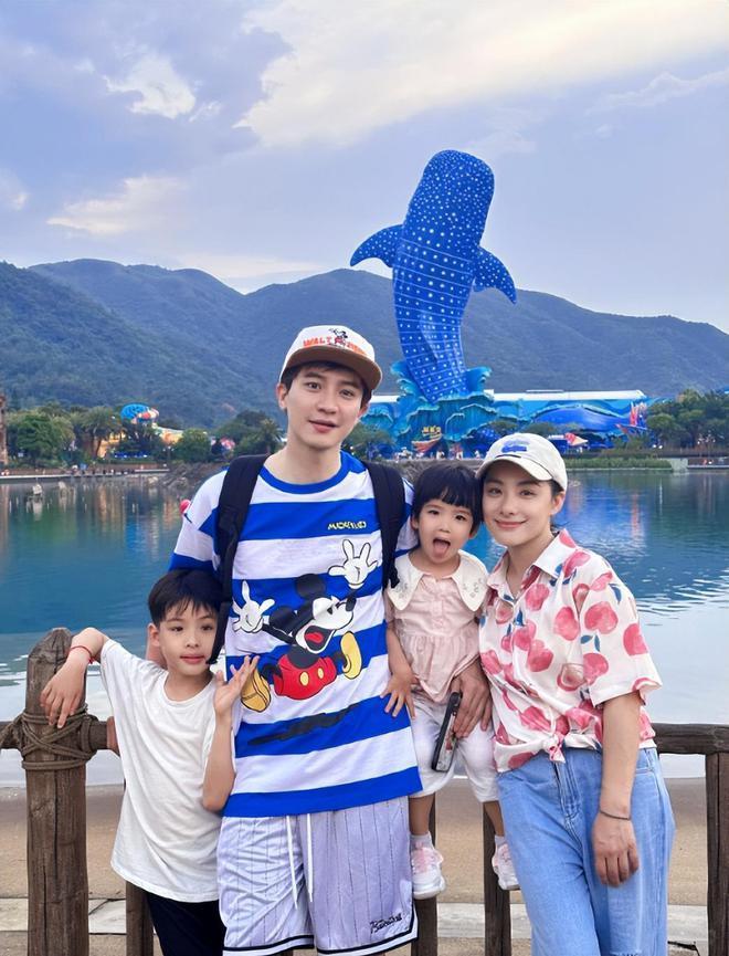 刘璇全家福曝光，抱女儿搂婆婆满脸幸福，老公逆生长好帅