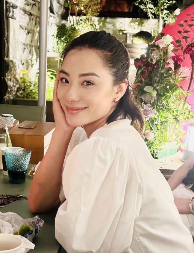 刘璇全家福曝光，抱女儿搂婆婆满脸幸福，老公逆生长好帅