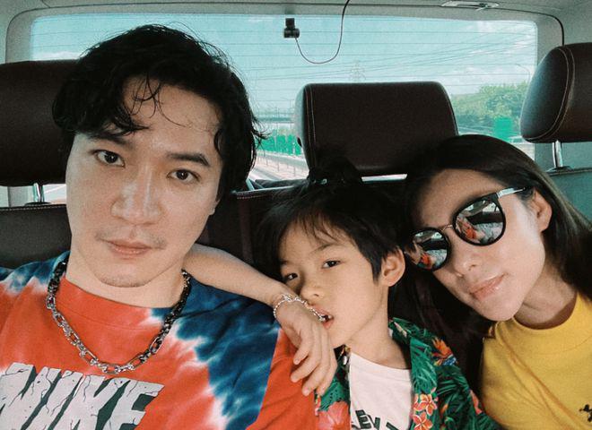 刘璇全家福曝光，抱女儿搂婆婆满脸幸福，老公逆生长好帅