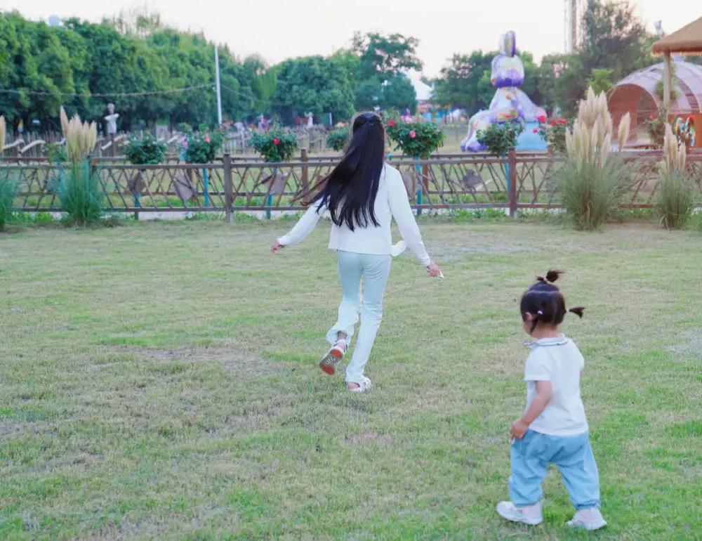 雷佳音老婆晒照被疑有二胎，11岁女儿手机不离手