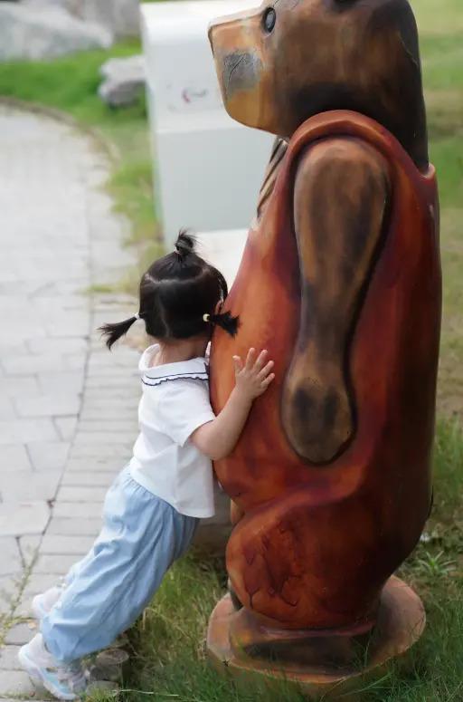 雷佳音老婆晒照被疑有二胎，11岁女儿手机不离手