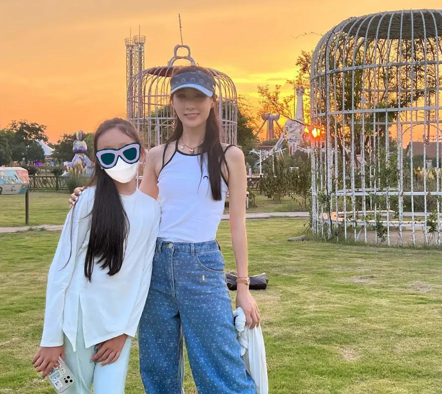 雷佳音老婆晒照被疑有二胎，11岁女儿手机不离手