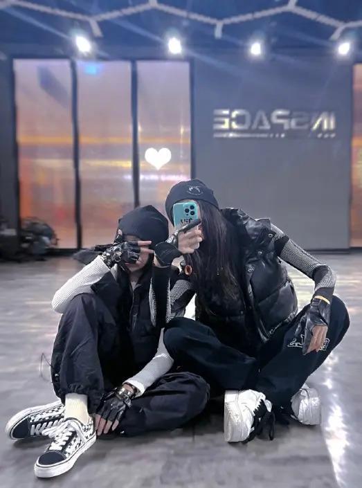 雷佳音老婆晒照被疑有二胎，11岁女儿手机不离手