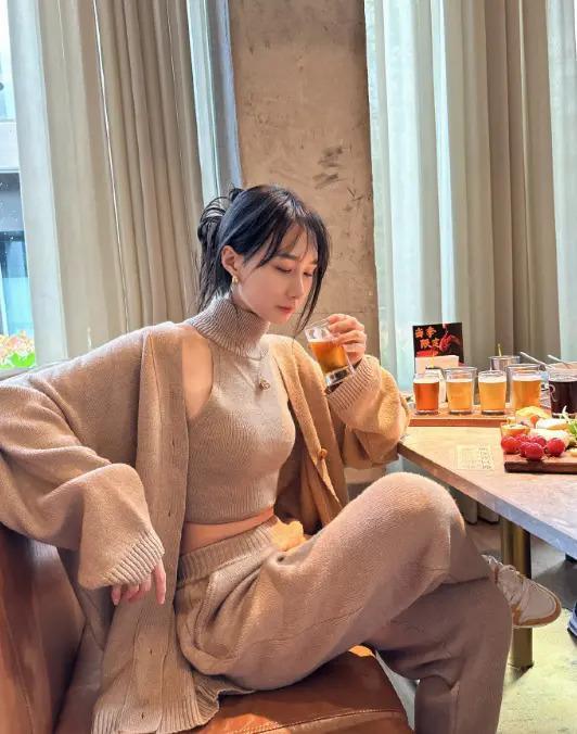 雷佳音老婆晒照被疑有二胎，11岁女儿手机不离手