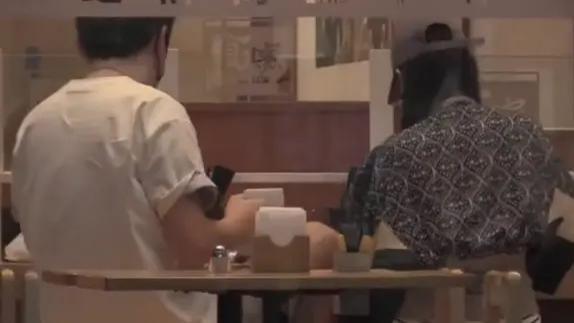 雷佳音老婆晒照被疑有二胎，11岁女儿手机不离手