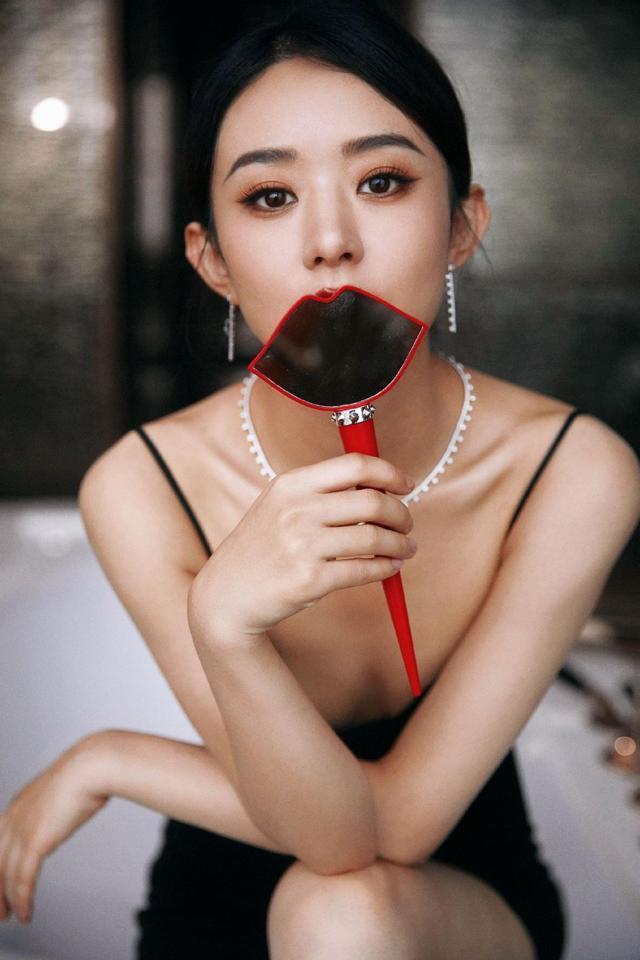 赵丽颖穿黑色吊带高开叉长裙 手臂白皙纤细性感又俏皮
