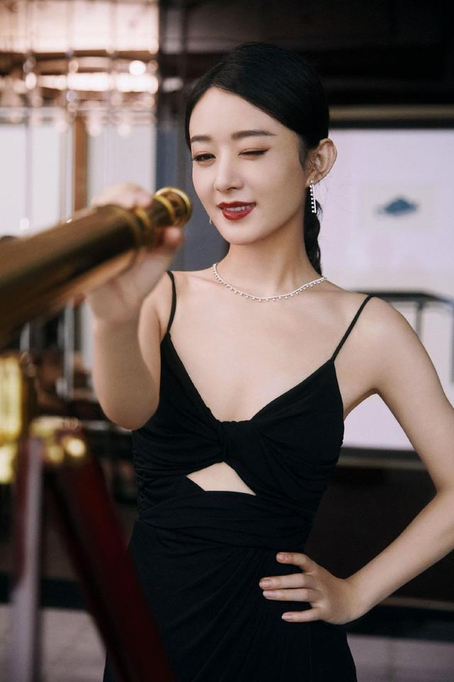 赵丽颖穿黑色吊带高开叉长裙 手臂白皙纤细性感又俏皮