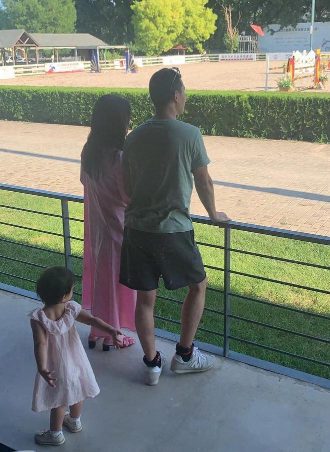 朱珠母女看丈夫赛马，丈夫第七名幽默自侃，女儿戴奖章好萌