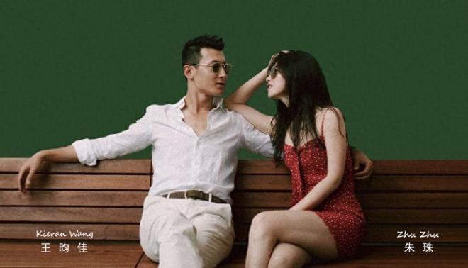 朱珠母女看丈夫赛马，丈夫第七名幽默自侃，女儿戴奖章好萌