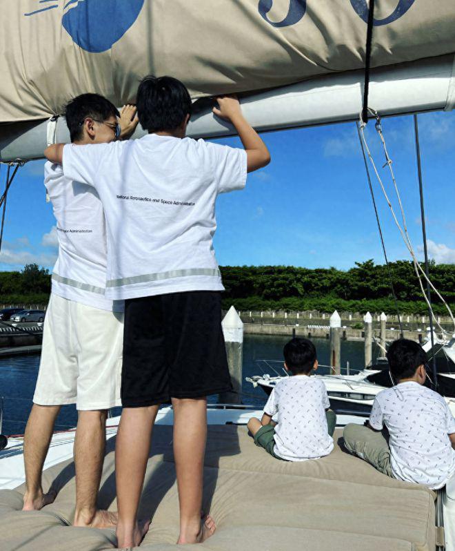 陈若仪携子游迪士尼，Kimi露侧颜，模样大变不像林志颖