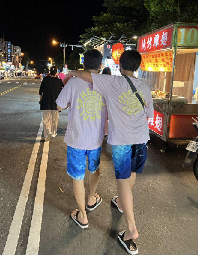 陈若仪携子游迪士尼，Kimi露侧颜，模样大变不像林志颖