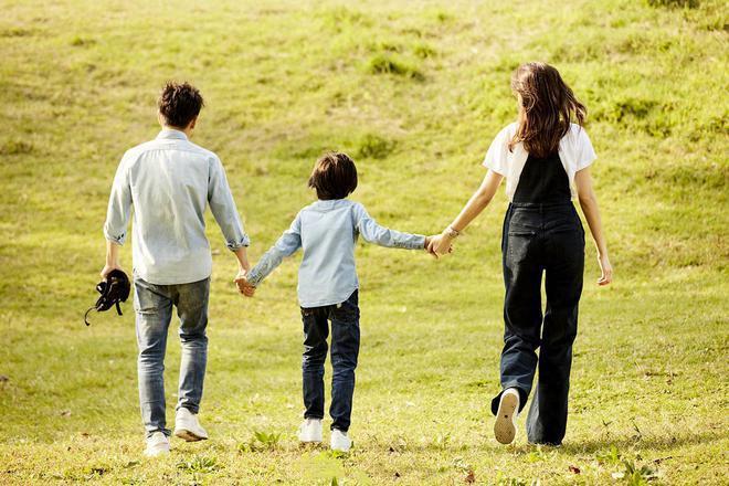 陈若仪携子游迪士尼，Kimi露侧颜，模样大变不像林志颖