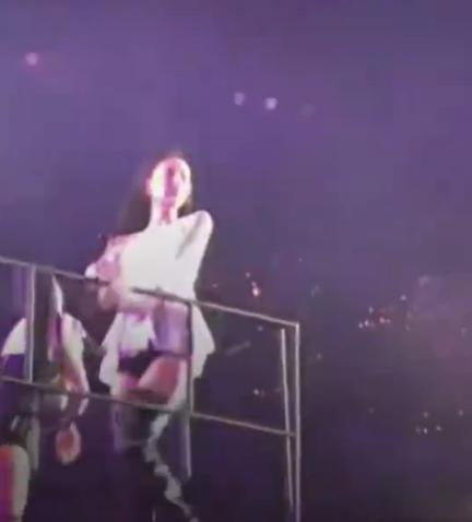 jennie演唱会扶栏杆险摔下去 本人受惊吓引粉丝担忧