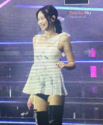 jennie演唱会扶栏杆险摔下去 本人受惊吓引粉丝担忧
