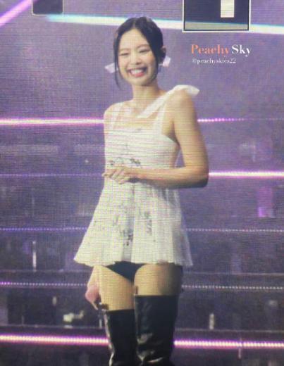 jennie演唱会扶栏杆险摔下去 本人受惊吓引粉丝担忧