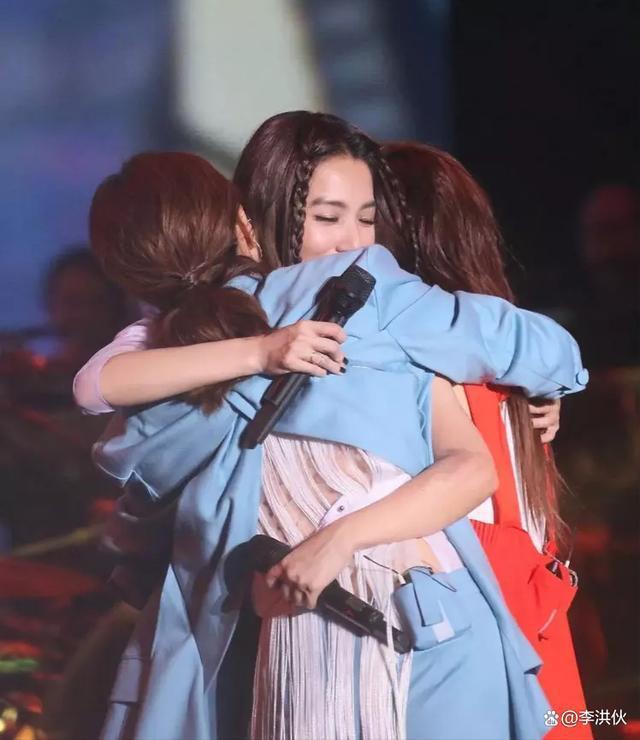 继TFBOYS后，SHE时隔4年合体，任家萱挺孕肚出席