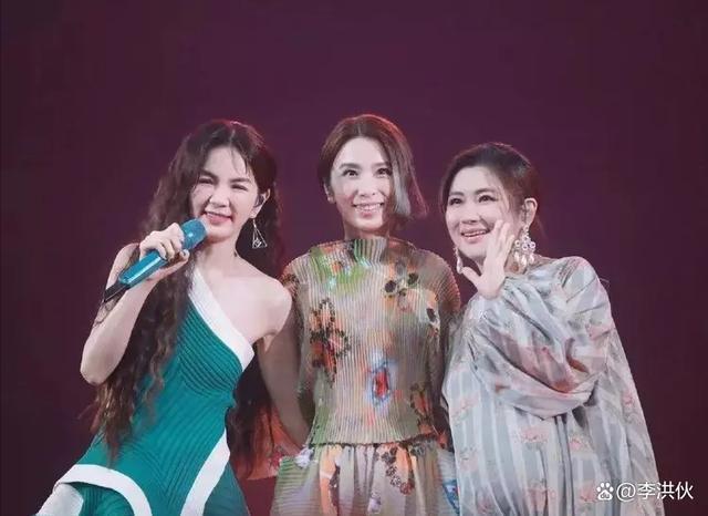 继TFBOYS后，SHE时隔4年合体，任家萱挺孕肚出席