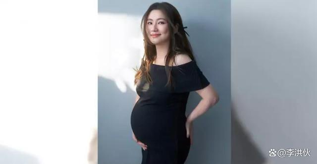 继TFBOYS后，SHE时隔4年合体，任家萱挺孕肚出席